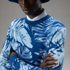 J.Lindeberg Percy Golf Sweater -FootJ Golf Club Shop J.Lindeberg AW22 Percy Sweater GMJKW7424 0470 SWLIN089 Hibiscus Blue Model 2