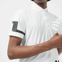 J.Lindeberg Heath Golf Polo Shirt -FootJ Golf Club Shop J.Lindeberg SS22 Heath Regular Fit Polo GMJT06335 0000 Code SHLIN062 M White Model 2